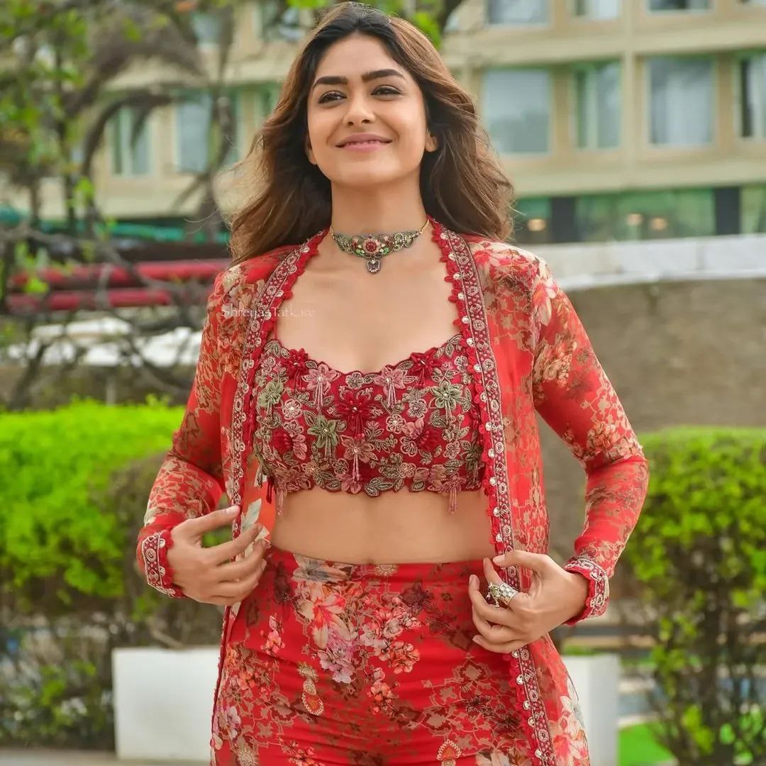 Mrunal Thakur Inspired Outfit