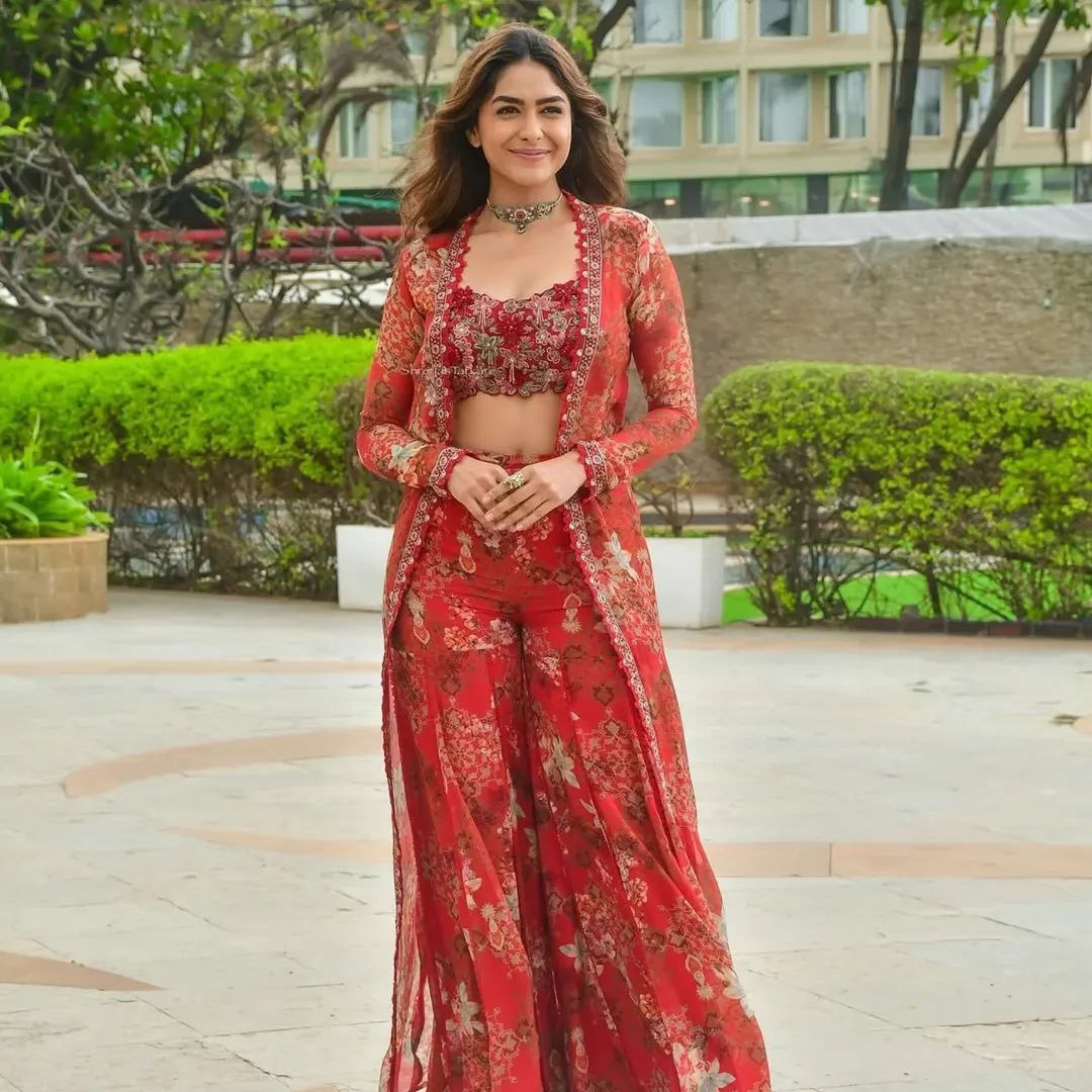 Mrunal Thakur Inspired Outfit