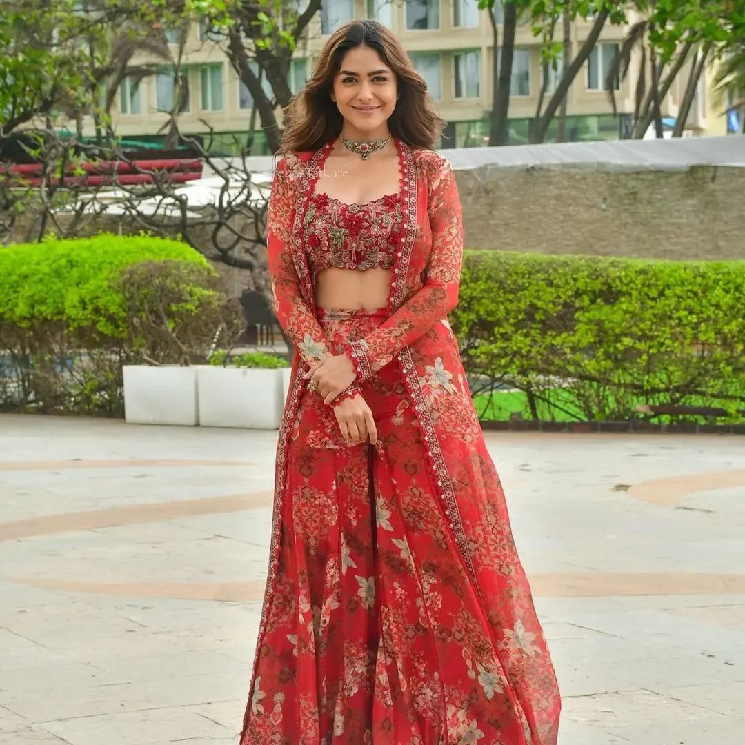 Mrunal Thakur Inspired Outfit