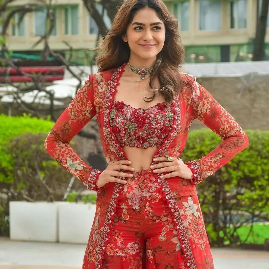 Mrunal Thakur Inspired Outfit