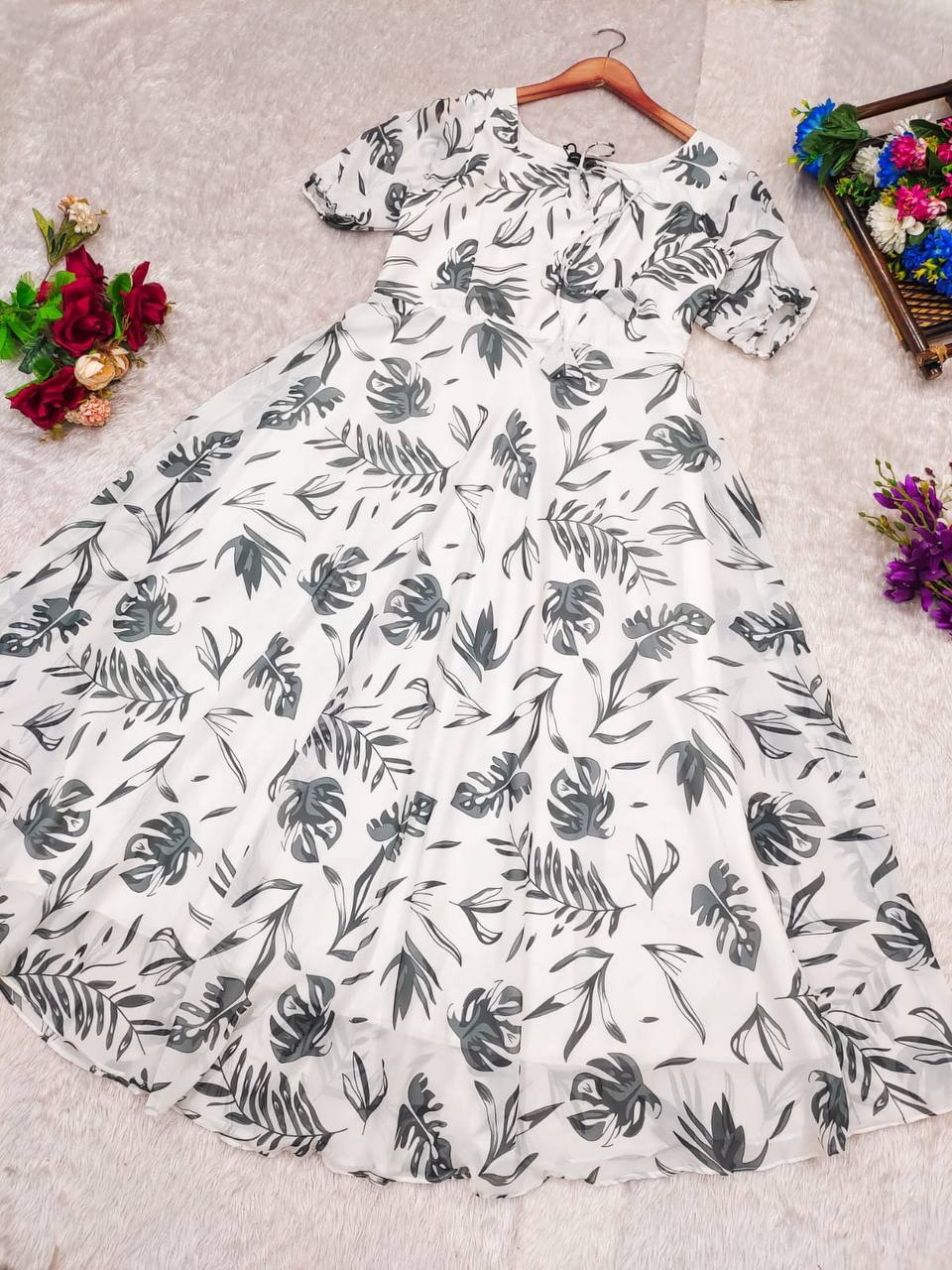 WHITE & BLACK LEAF - Vedhika Fashion